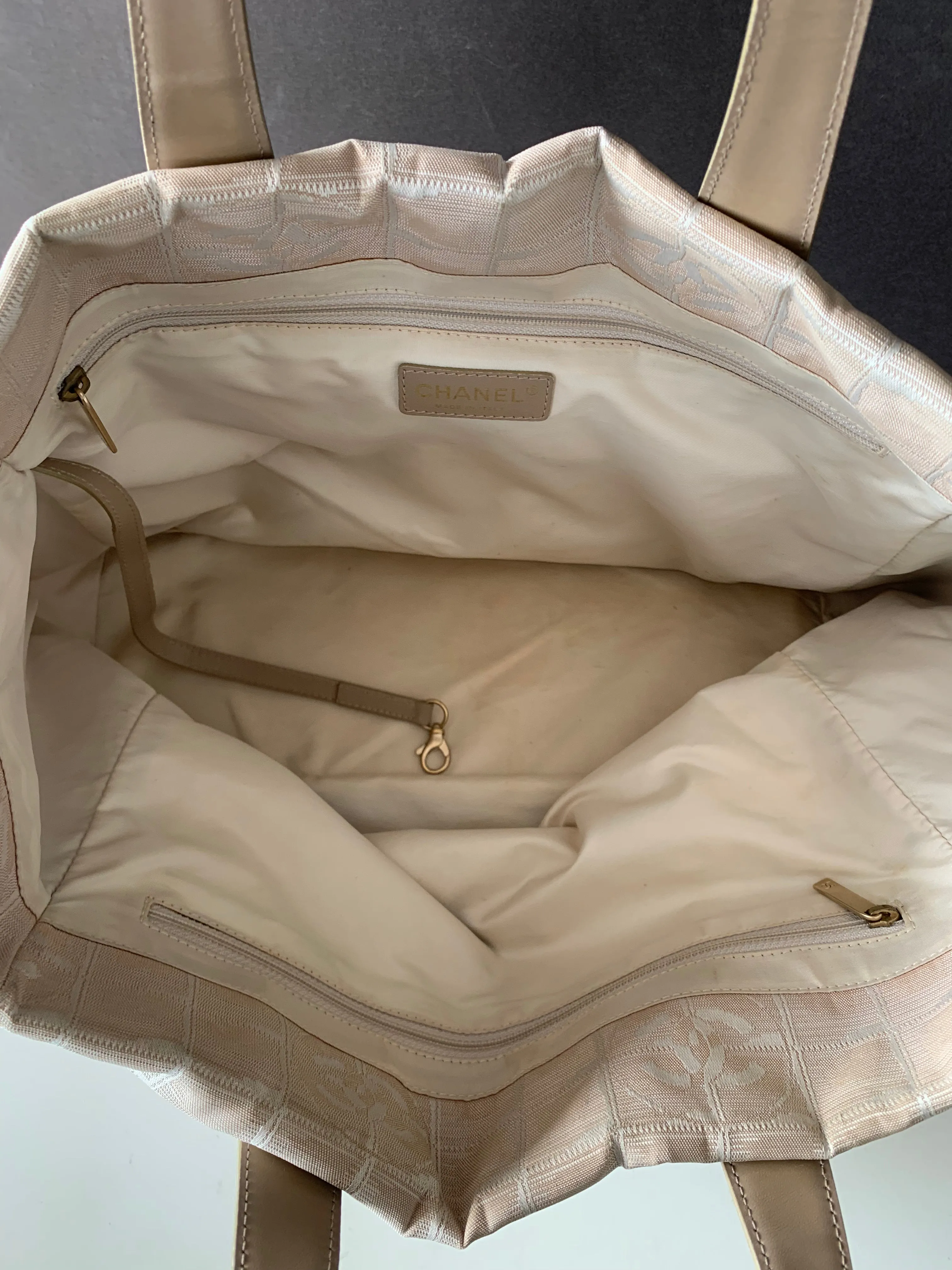 <b>CHANEL</b> <br>Travel Line Tote Medium